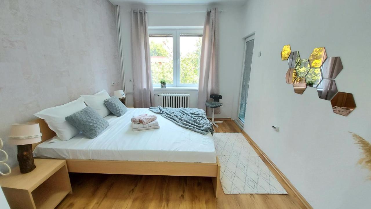 Inner City Two Bedroom Apartment Skopje Esterno foto